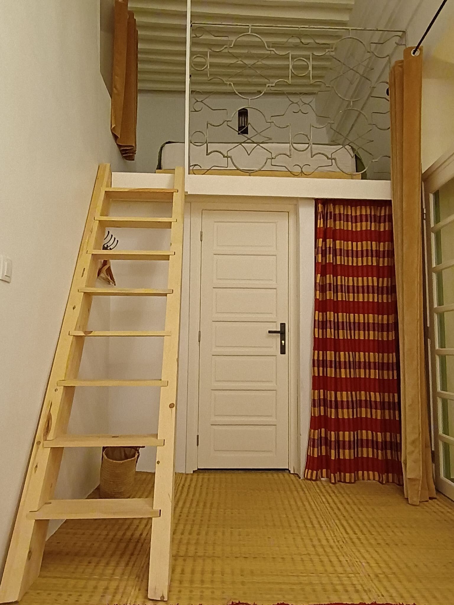 Chambre loft à la charpente en bois et mezzanine — La Maison des Amis