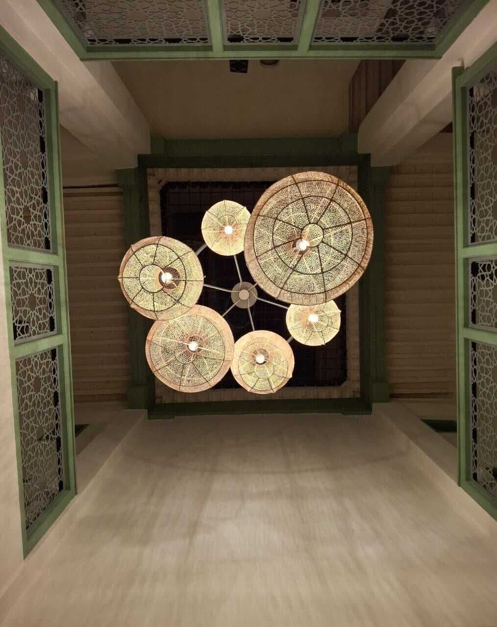 Détail des luminaires artisanaux suspendus au plafond