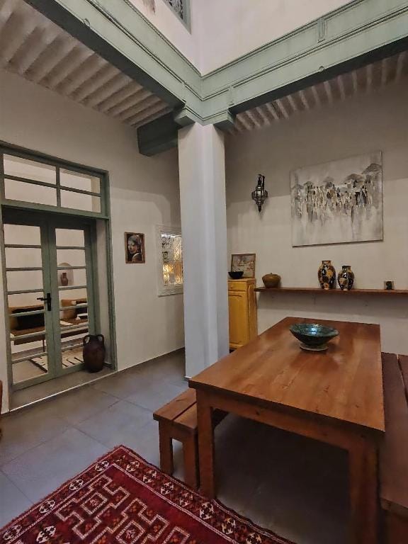 Salle à manger intérieure tables en bois