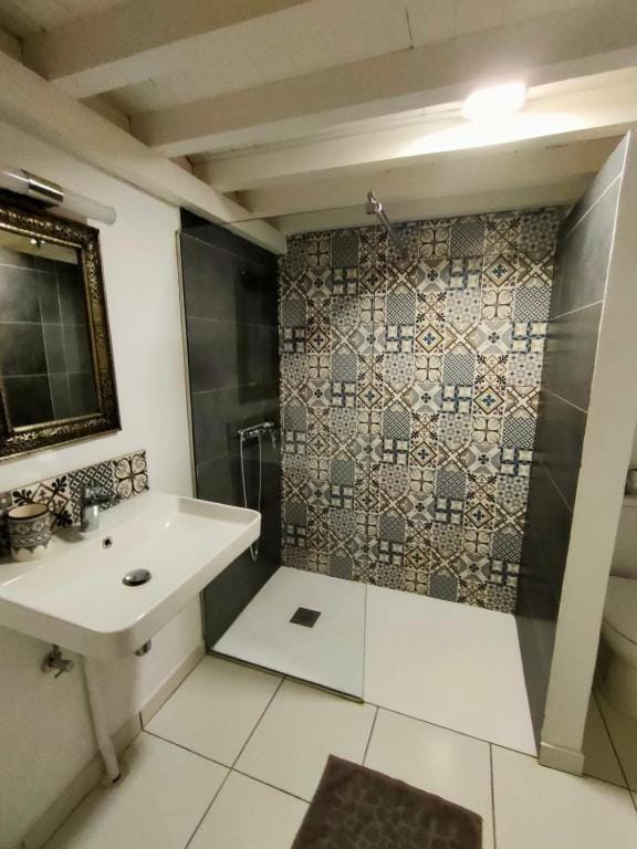 Salle de bain zellige motifs géométriques