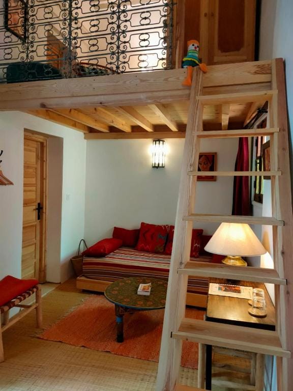 Salon mezzanine en bois avec textiles tissés
